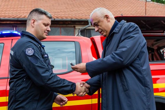 Stevan Bakić polgármester átadta a korszerű tűzoltókocsi kulcsait a szabadkai Matica Önkéntes Tűzoltó Egyesületnek