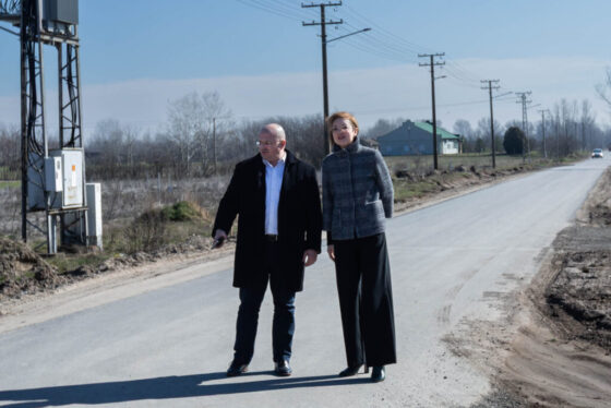 Gyivánovity Dániel, Szabadka Város Képviselő-testületének elnöke megtekintette a Balzac utca aszfaltozási munkálatainak befejezését