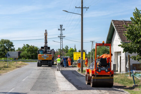 Folynak a munkálatok az OPTI-BIKE 3 projekt keretében megvalósuló kerékpárút építésén